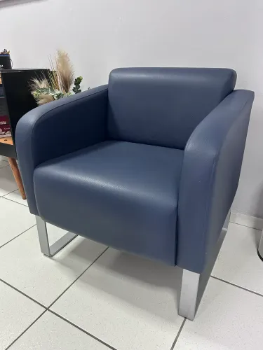 Poltrona courino Azul - estilo executiva 