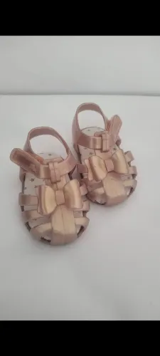 Sapatinho bebê menina serve de 0-4 meses 
