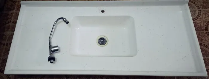 Pia cozinha com torneira e ralo