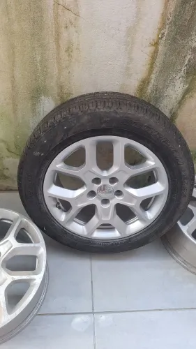 Vendo  2 jantes de carro jeep renegde e uma roda completa com pneu carro 