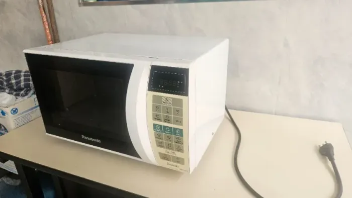 Micro-ondas Panasonic Dia a Dia 21L Brilhante (127V) - Completo com Prato Original