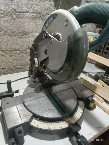 Serra meia esquadria makita