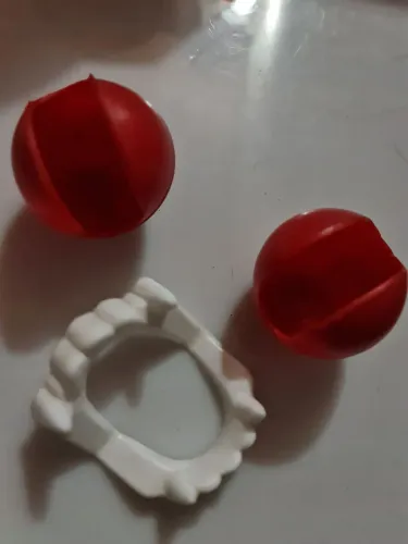 Nariz de palhaço e dentadura de vampiro
