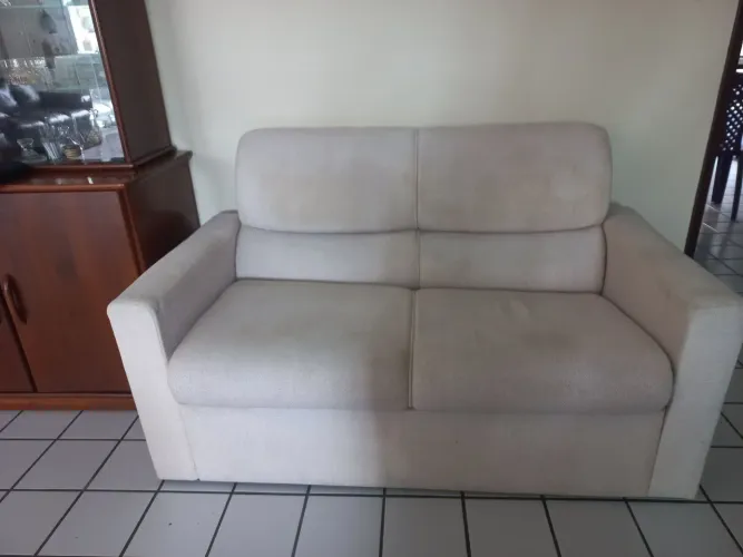 Sofá cama de dois lugares.Com estrutura de cama metática.