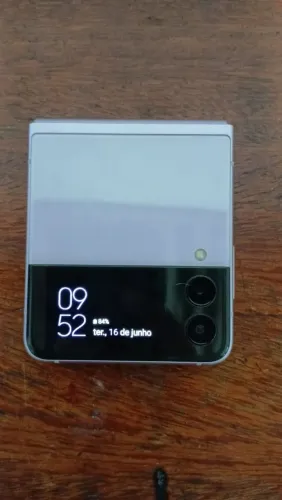 Z Flip 3 Com carregador .