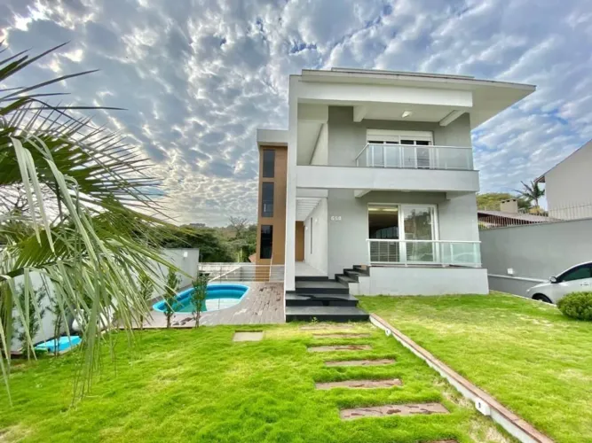 Casa Residencial com Piscina e 4 Quartos no Guarujá  Zona Sul de Porto Alegre
