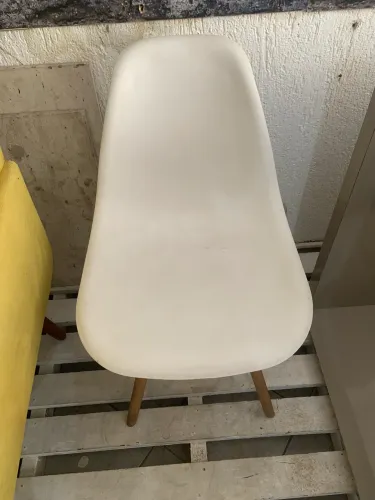 cadeira branca estilo Charles Eames Eiffel com pés de madeira.