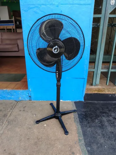 Vendo ventilador de pé semi novo
