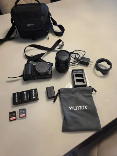 Sony ZV E10 + Lente Viltrox 23/1.4 + 2 Cartões de memória + 4 baterias