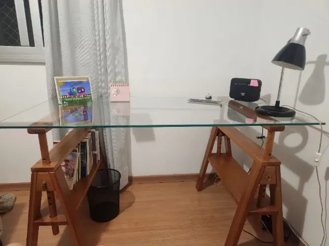 Mesa Etna com cavaletes de madeira maciça e tampo de vidro 140 X 70