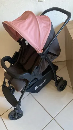 Carrinho de bebê e bebê conforto