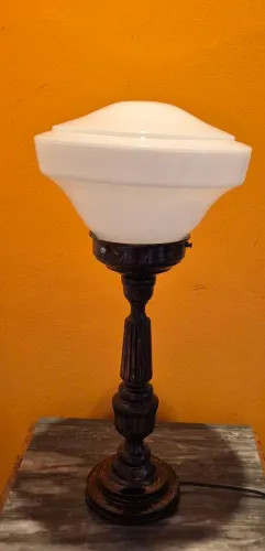 Luminária de mesa base madeira patinada e cúpula opalina art deco