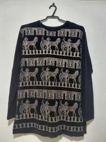 Blusa Preta com Dourado