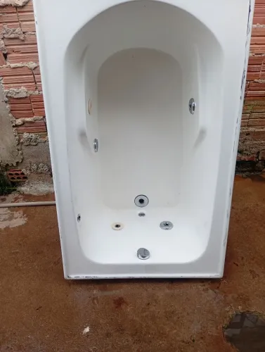 Vendo banheira idromasagem ótimo estado medindo 1.30 largura por 50 altura