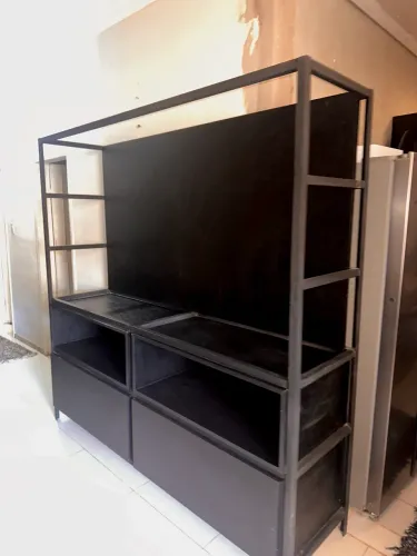 Estante industrial com painel de tv