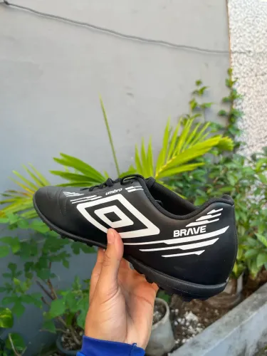 Chuteira umbro brave