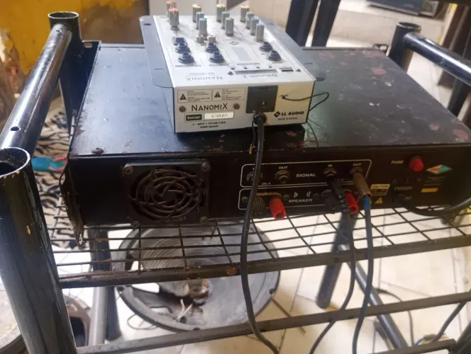 Vendo amplificador potente mesa de som funcionando dóis alto falante de 15