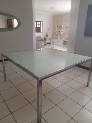 Mesa de vidro com aço inox, espaço pra 8 cadeiras (não acompanha cadeiras) 1,80 por 1,80