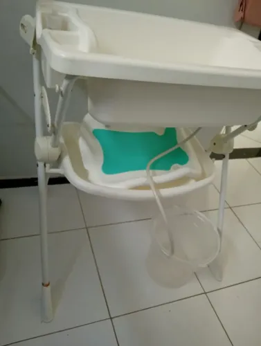 Banheiro com suporte e trocador