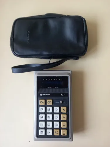 Calculadora Sanyo Electronic e pilhas completo na caixa para colecionador anos 70 funciona