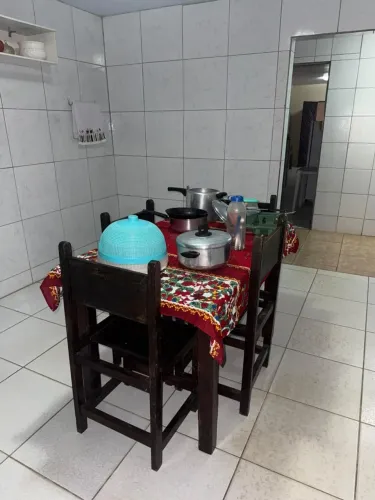 Mesa de madeira, com 4 cadeiras