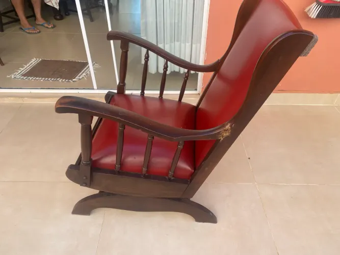 Cadeira retrô em embuia