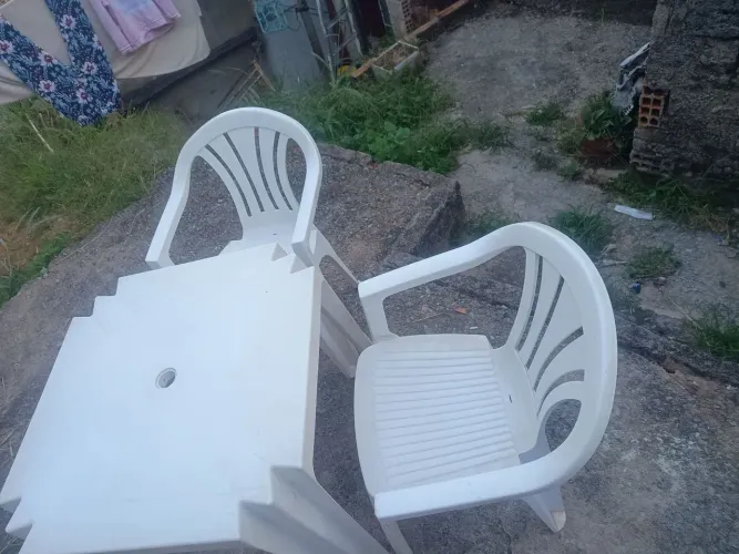 Aluguel de mesas e cadeiras de plástico R$15