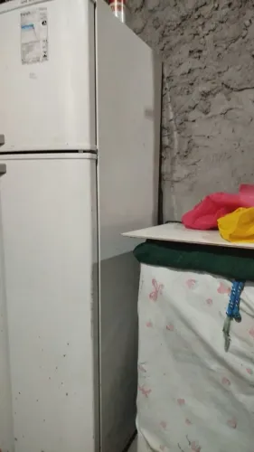 Vendo geladeira fros free perfeita gelando bem estou usando ela