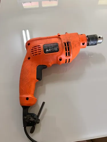 Furadeira Black+Decker 560W com Mandril - Ótimo Estado