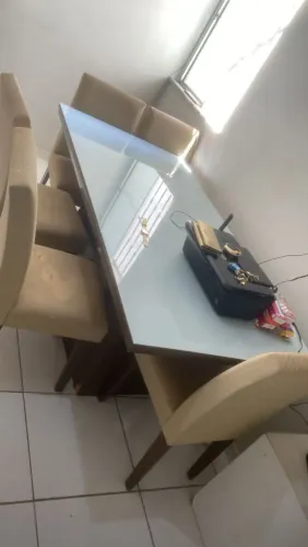VENDO MESA DE MDF DE 6 CADEIRAS,COM 1,80 MT,POR 95 DE LARGURA,MODELO CHANFRADO VIDRO