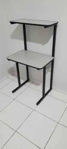 Mesa para computador, com dois compartimentos, em MDF revestido, em bom estado.