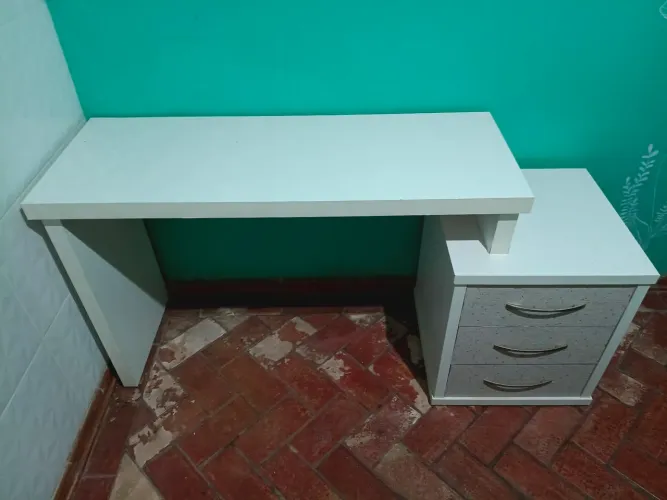 Mesinha escrivania com gavetas