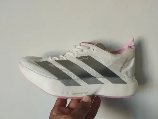 Tênis Feminino Casual Plataforma Branco com Detalhes Prata Rosa- Conforto e Estilo