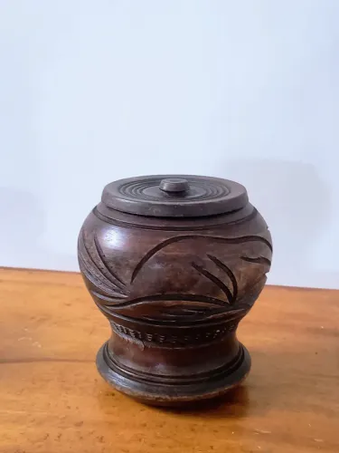 antiga farinheira em madeira pura pesada linda detalhada a mão pote potiche entalhe decor