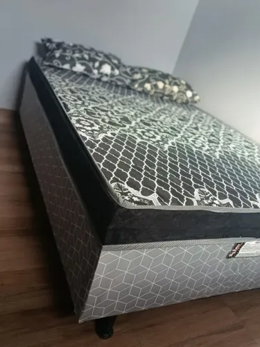 Cama casal, semi nova, poucos dias de uso