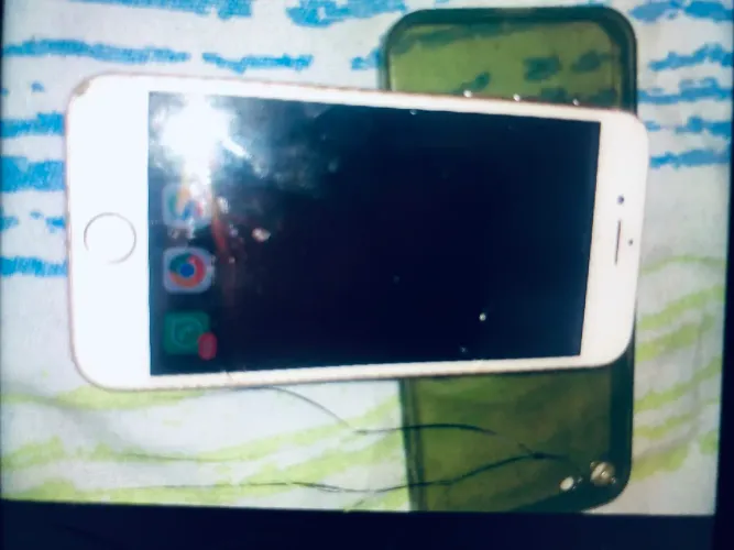 Vendo iPhone 8,tem alguns pequeno trincado mais está funcionando perfeitamente 
