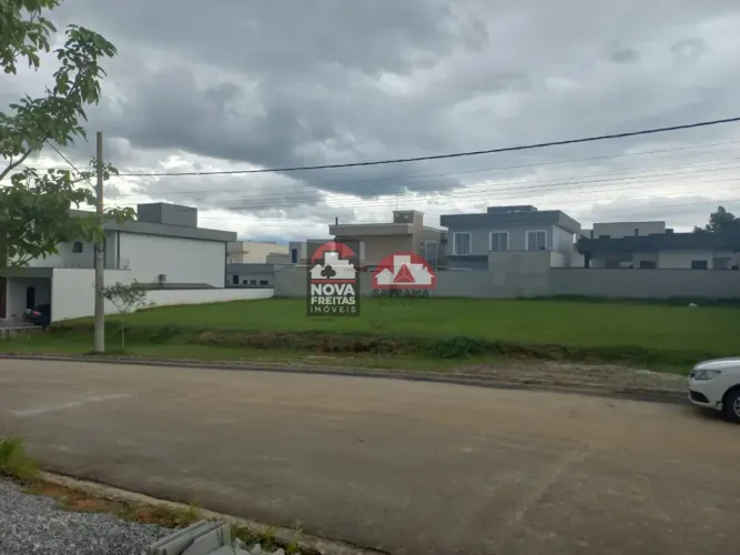 Terreno Padrão em Condomínio em Caçapava
