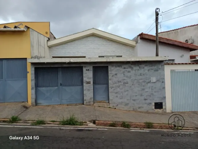 Sobrado Espaçoso com Quintal e Garagem para 3 Carros