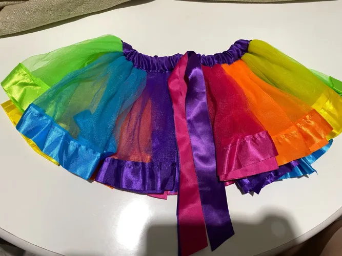 Saia de tule colorida, indicada para crianças de aproximadamente 1 ano