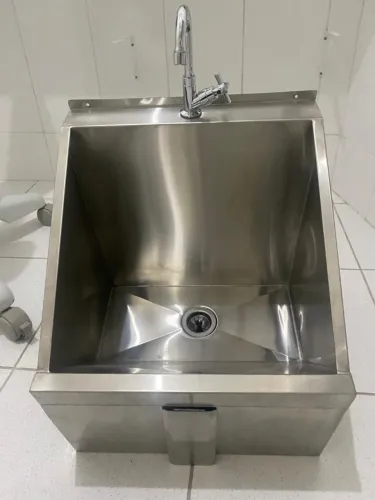 Cuba Clínica Inox para Assepsia das Mãos com Acionamento por Joelho - Nova