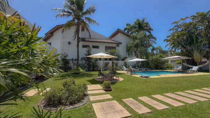 Casa térrea à venda em condomínio no Guarujá, Jardim Acapulco na praia de Pernambuco