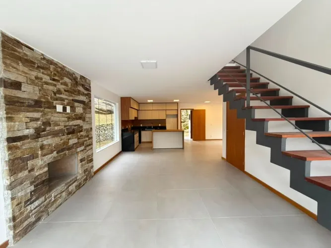 Casa Recém-Construída de 3 Quartos com Suíte em Condomínio com Infraestrutura Completa