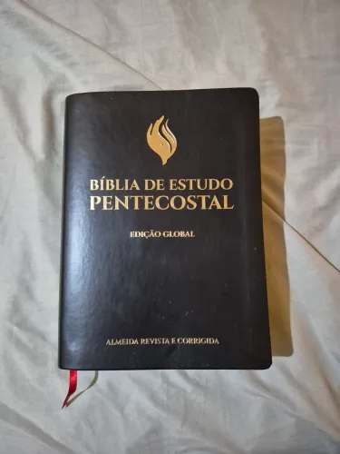 Vende-se Bíblia de estudo pentecostal grande edição global