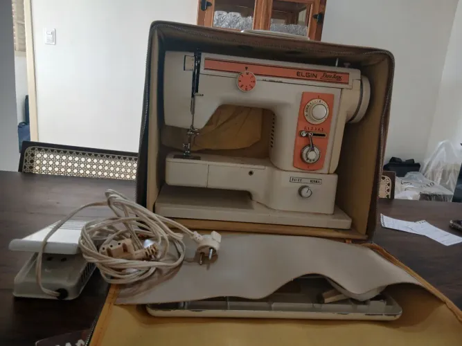 Vendo Maquina de Costura Portatil da marca ELGIN