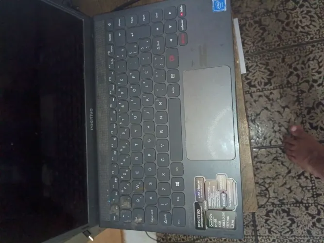 Notebook Positivo Motion Q464C, com Intel Atom Quad-Core, 4 GB de RAM e 64 GB armazenament