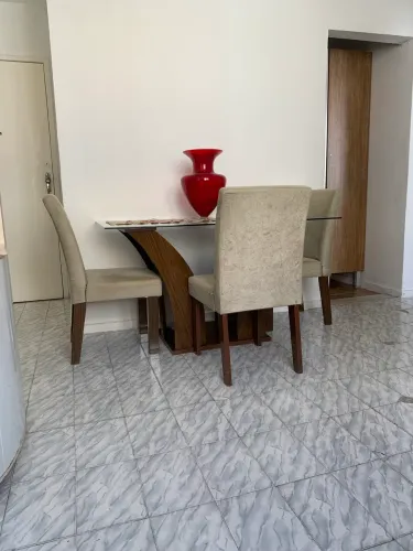 Vendo mesa com tampo de vidro e 4 cadeiras, usada, bem conservada, medindo 1,40 x 0,80