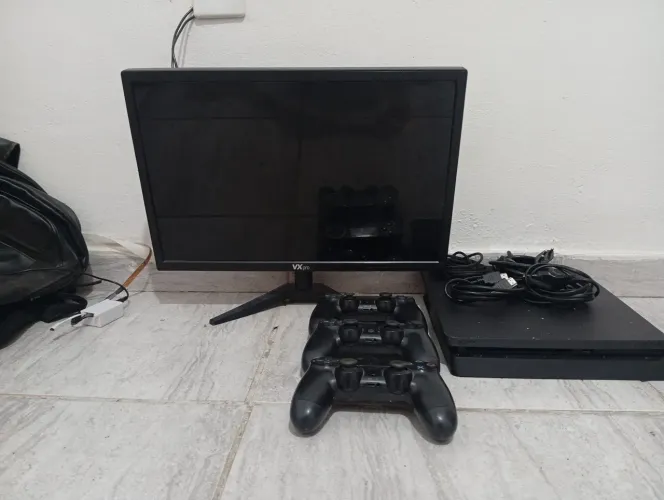 ? PS4 Slim + Monitor VX Pro 120Hz + 3 Controles ?