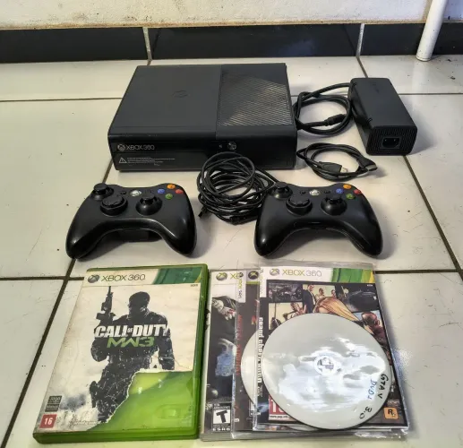 Xbox 360 S Slim Zerado com dois controles e jogos..