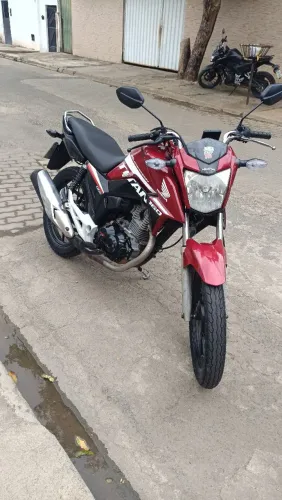 Vendo Titan edição especial 2016/2017