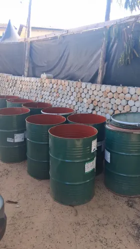 Vende se tambor 200 litros tampa removível interessados chamar no WhatsApp *